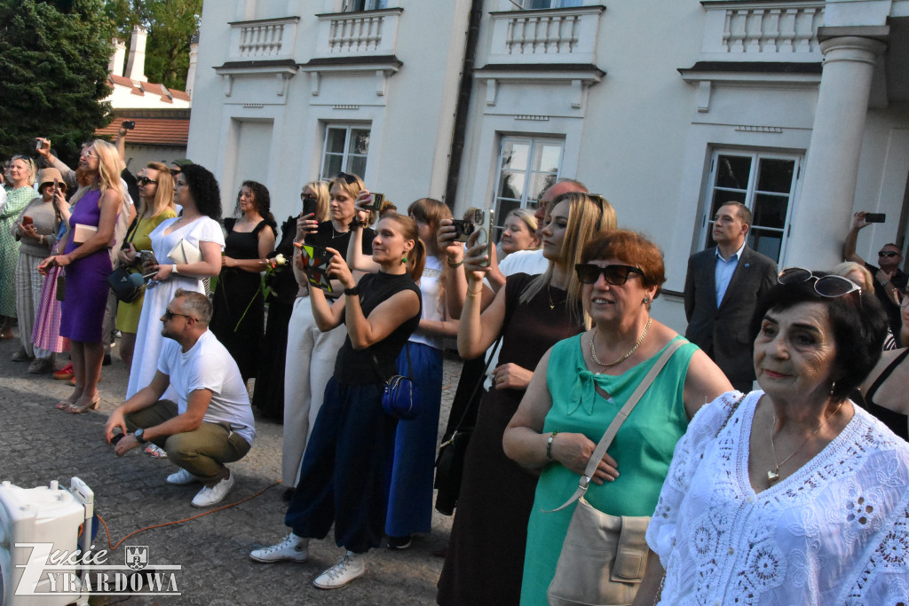 Polonez pożegnalny ósmoklasistów przed Pałacem w Radziejowicach
