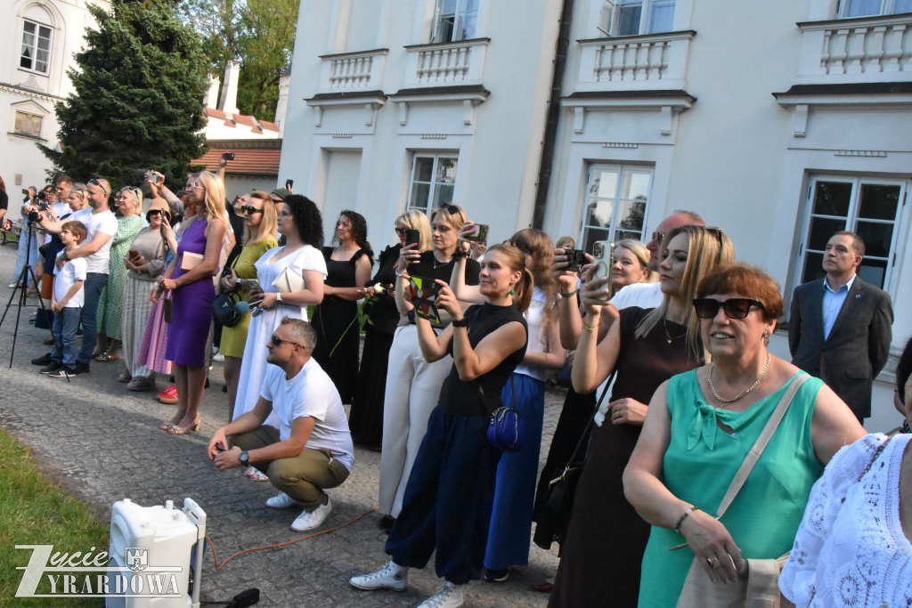 Polonez pożegnalny ósmoklasistów przed Pałacem w Radziejowicach