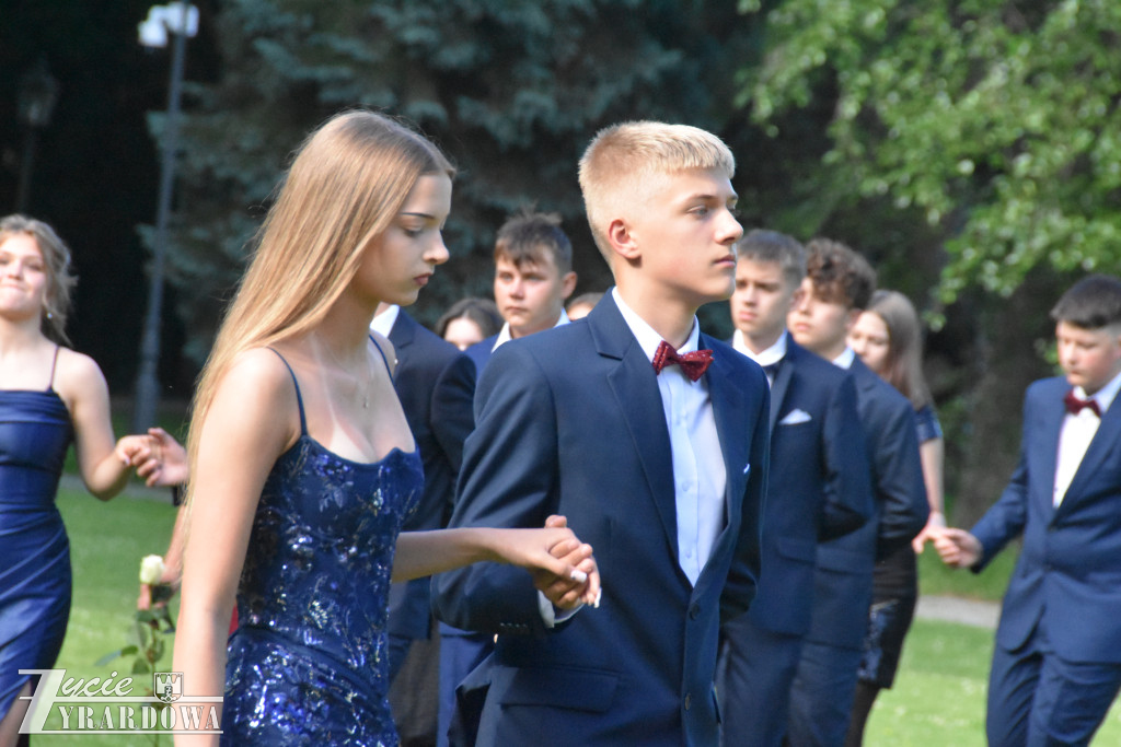 Polonez pożegnalny ósmoklasistów przed Pałacem w Radziejowicach