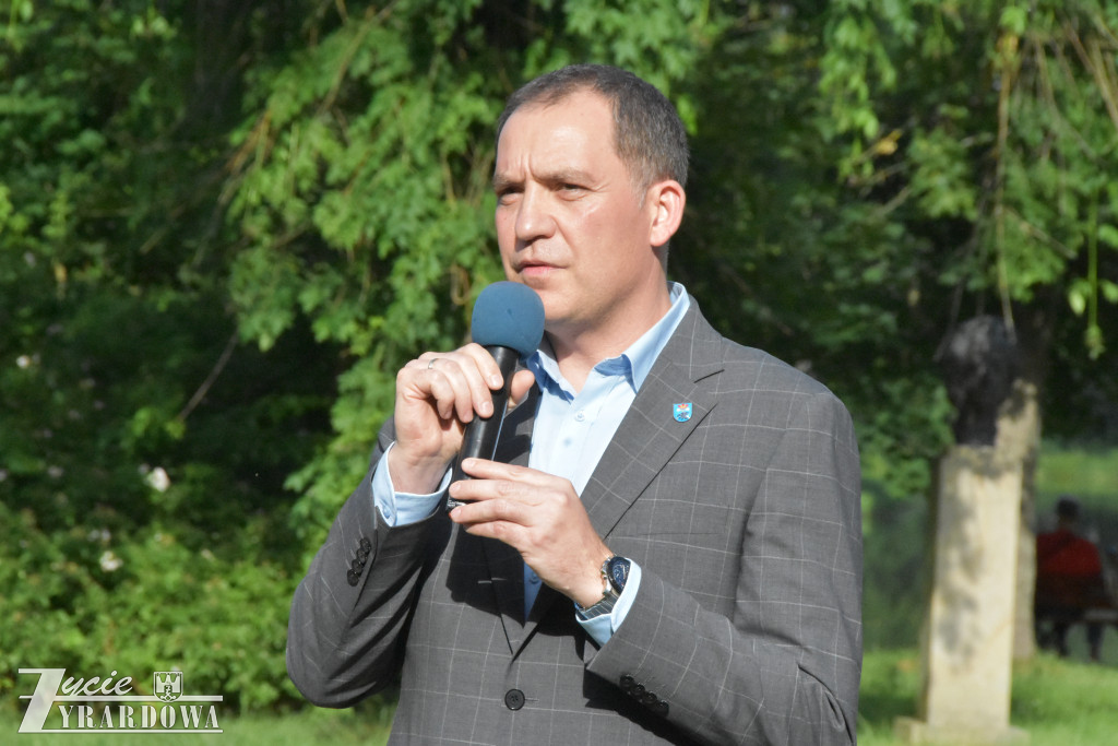 Polonez pożegnalny ósmoklasistów przed Pałacem w Radziejowicach