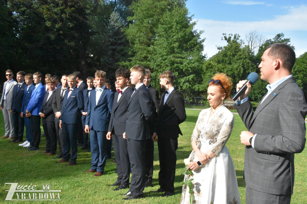 Polonez pożegnalny ósmoklasistów przed Pałacem w Radziejowicach