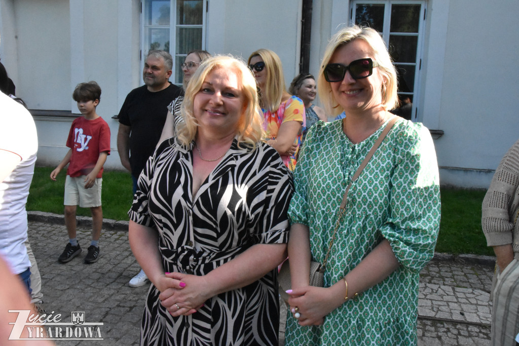 Polonez pożegnalny ósmoklasistów przed Pałacem w Radziejowicach