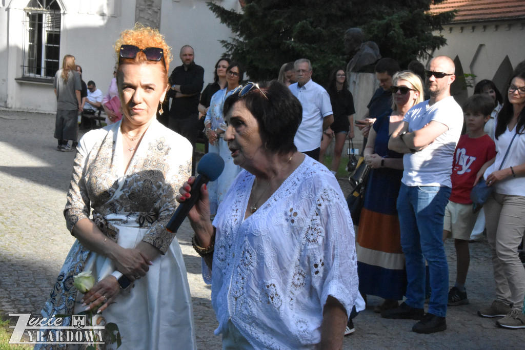 Polonez pożegnalny ósmoklasistów przed Pałacem w Radziejowicach