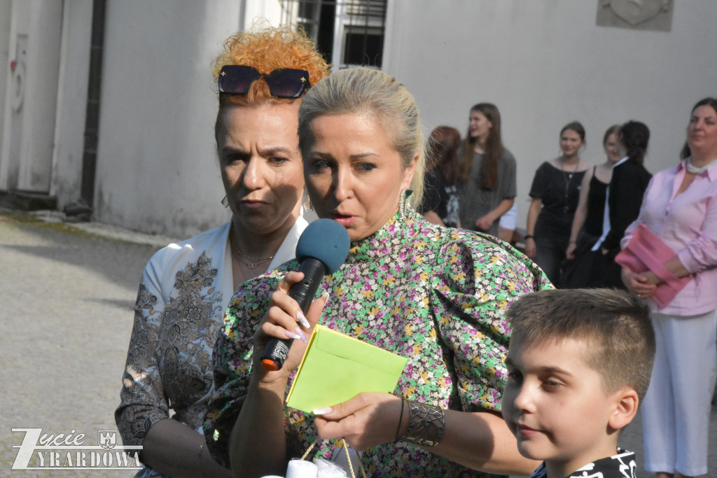 Polonez pożegnalny ósmoklasistów przed Pałacem w Radziejowicach