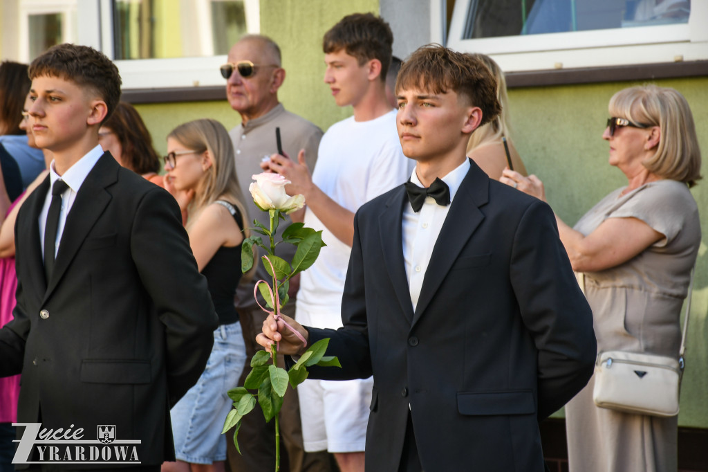 Ósmoklasiści żegnają szkołę z klasą