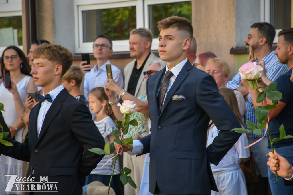 Ósmoklasiści żegnają szkołę z klasą