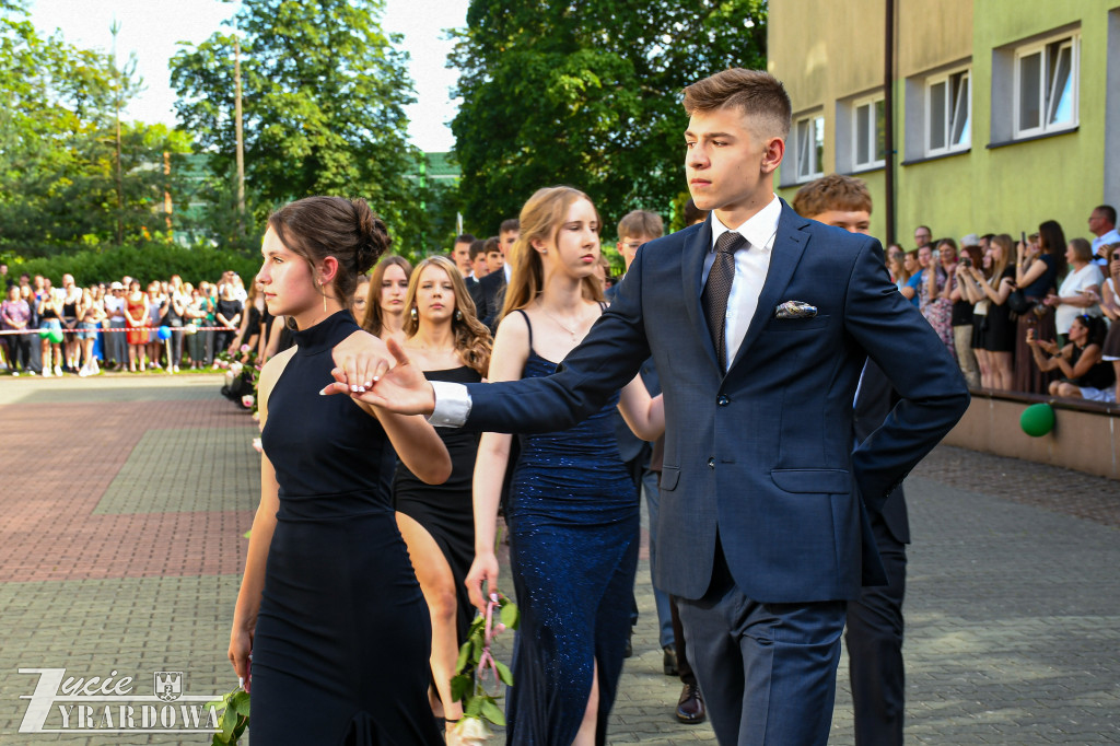Ósmoklasiści żegnają szkołę z klasą