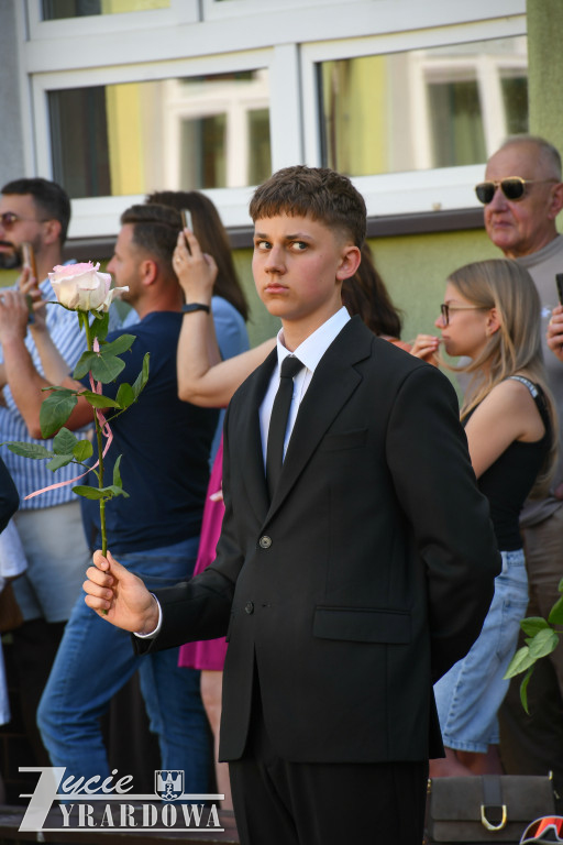 Ósmoklasiści żegnają szkołę z klasą