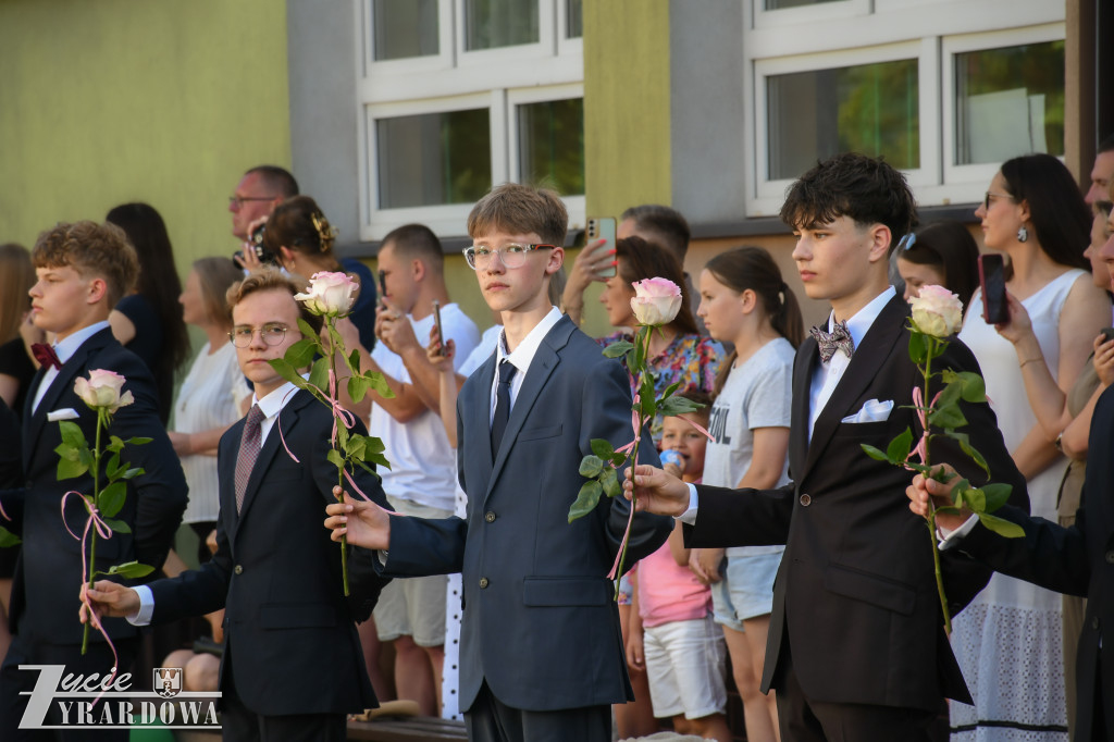 Ósmoklasiści żegnają szkołę z klasą