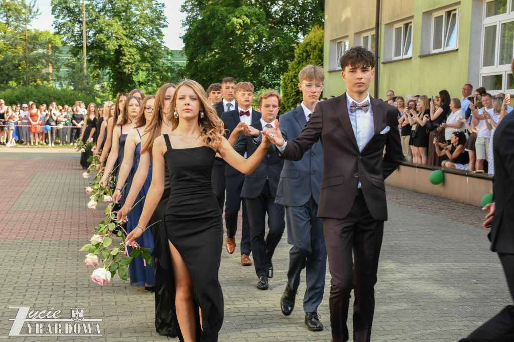 Ósmoklasiści żegnają szkołę z klasą
