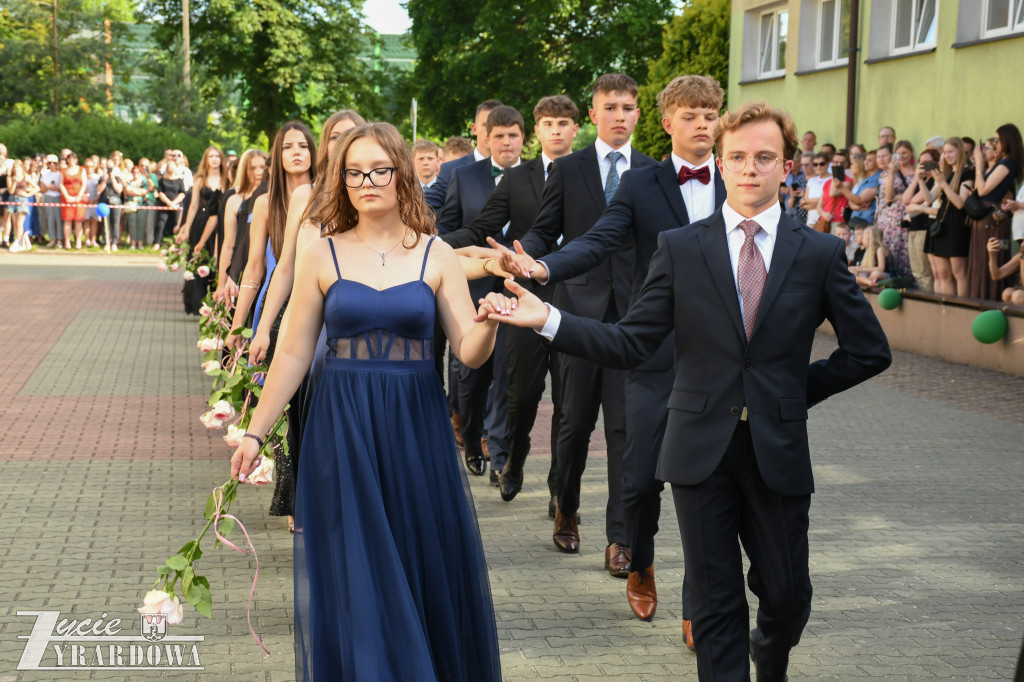 Ósmoklasiści żegnają szkołę z klasą