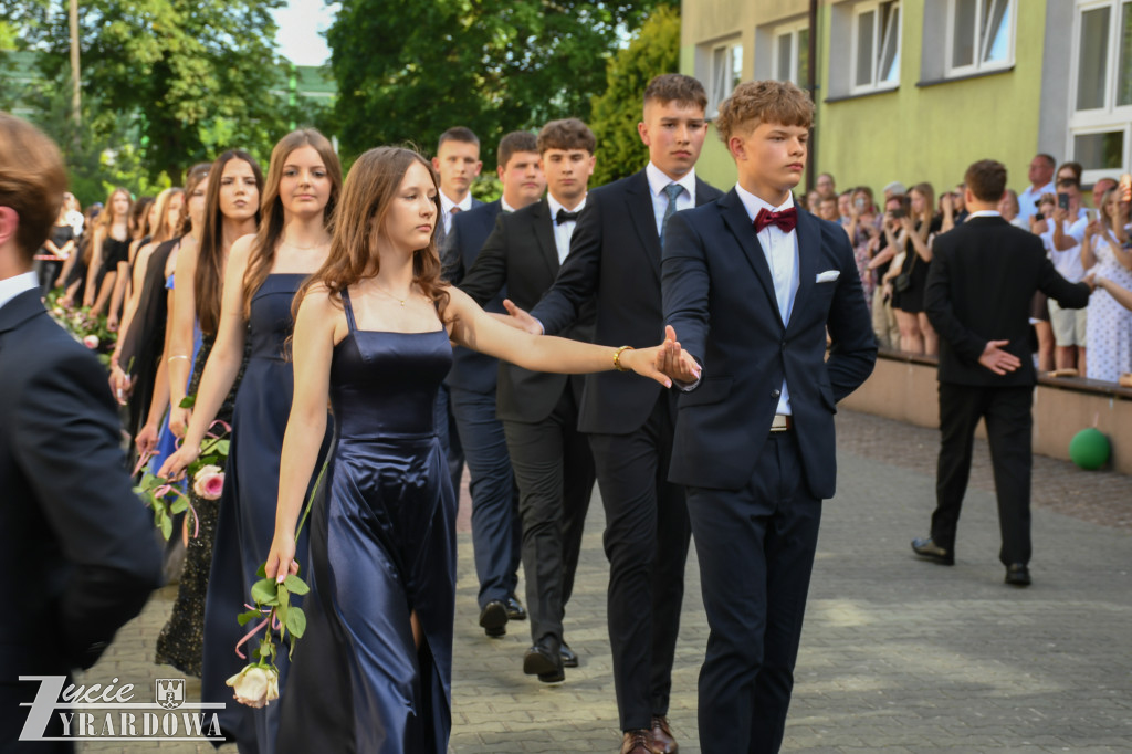 Ósmoklasiści żegnają szkołę z klasą