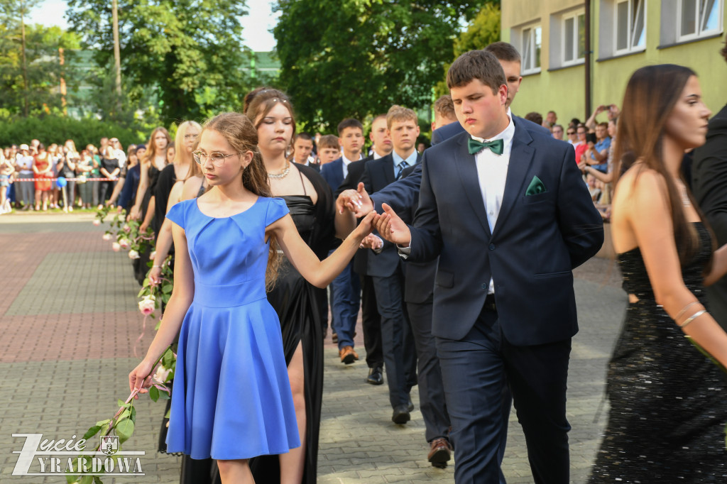 Ósmoklasiści żegnają szkołę z klasą