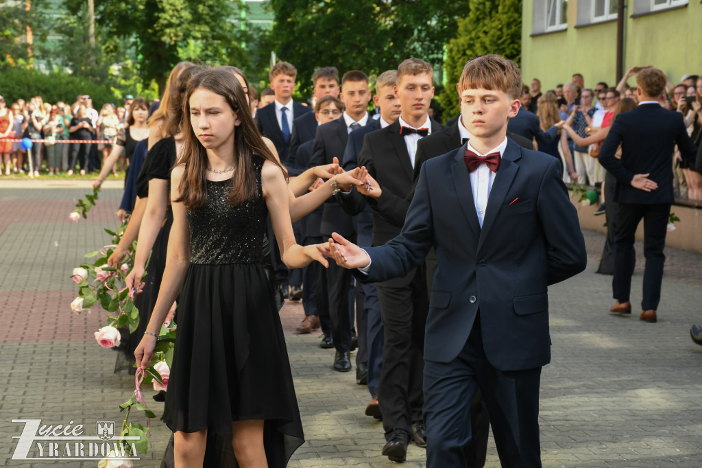Ósmoklasiści żegnają szkołę z klasą
