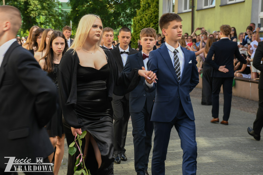 Ósmoklasiści żegnają szkołę z klasą