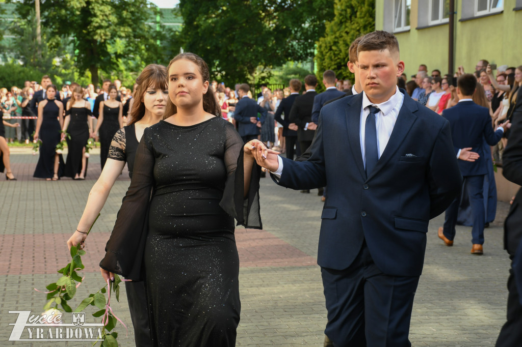 Ósmoklasiści żegnają szkołę z klasą