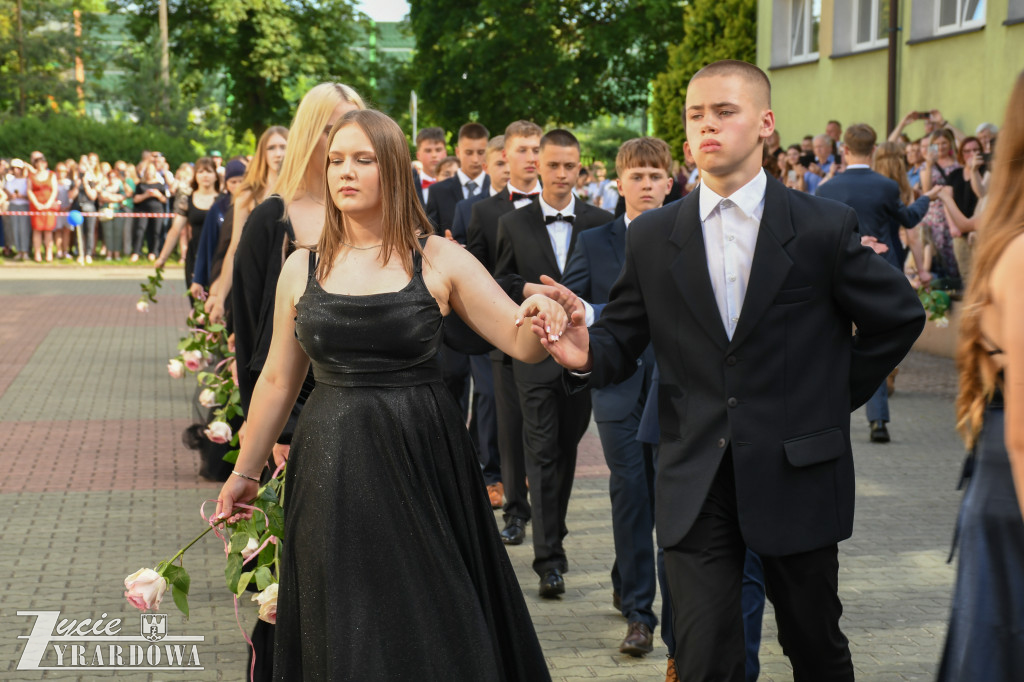 Ósmoklasiści żegnają szkołę z klasą