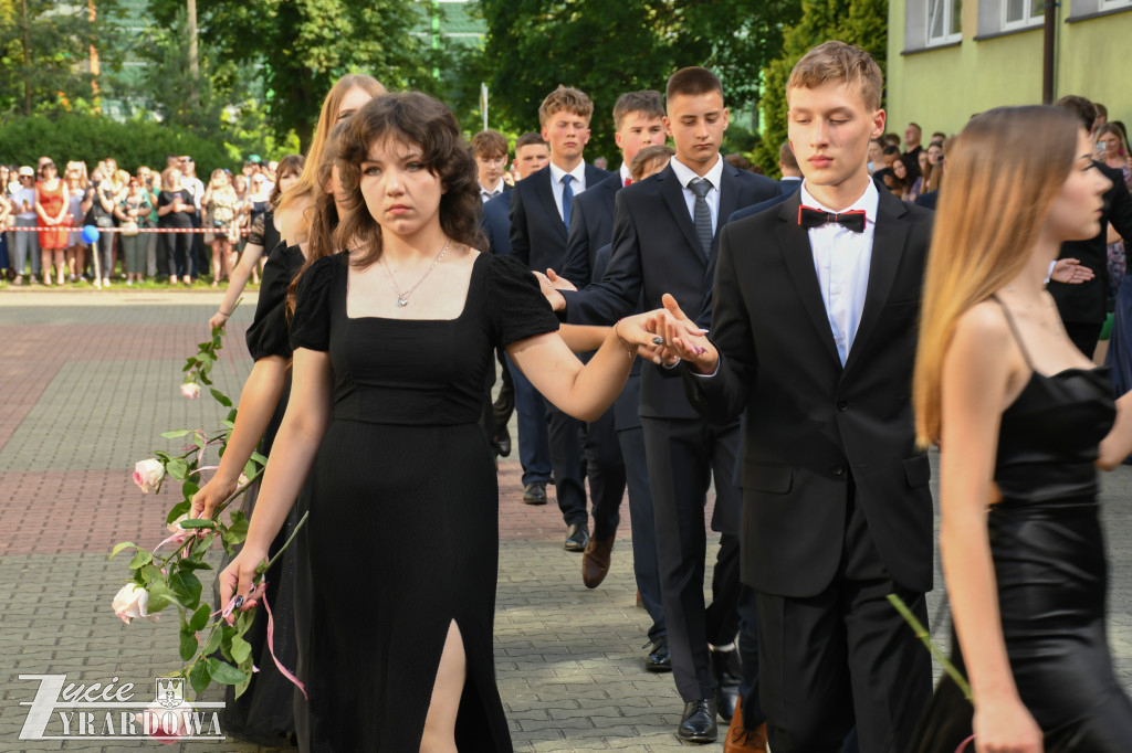 Ósmoklasiści żegnają szkołę z klasą