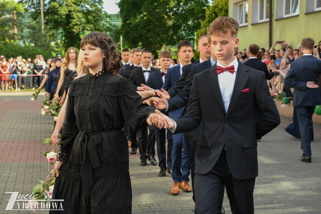 Ósmoklasiści żegnają szkołę z klasą