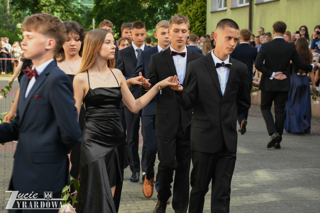 Ósmoklasiści żegnają szkołę z klasą