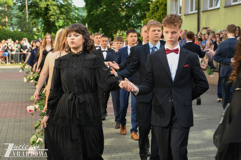 Ósmoklasiści żegnają szkołę z klasą