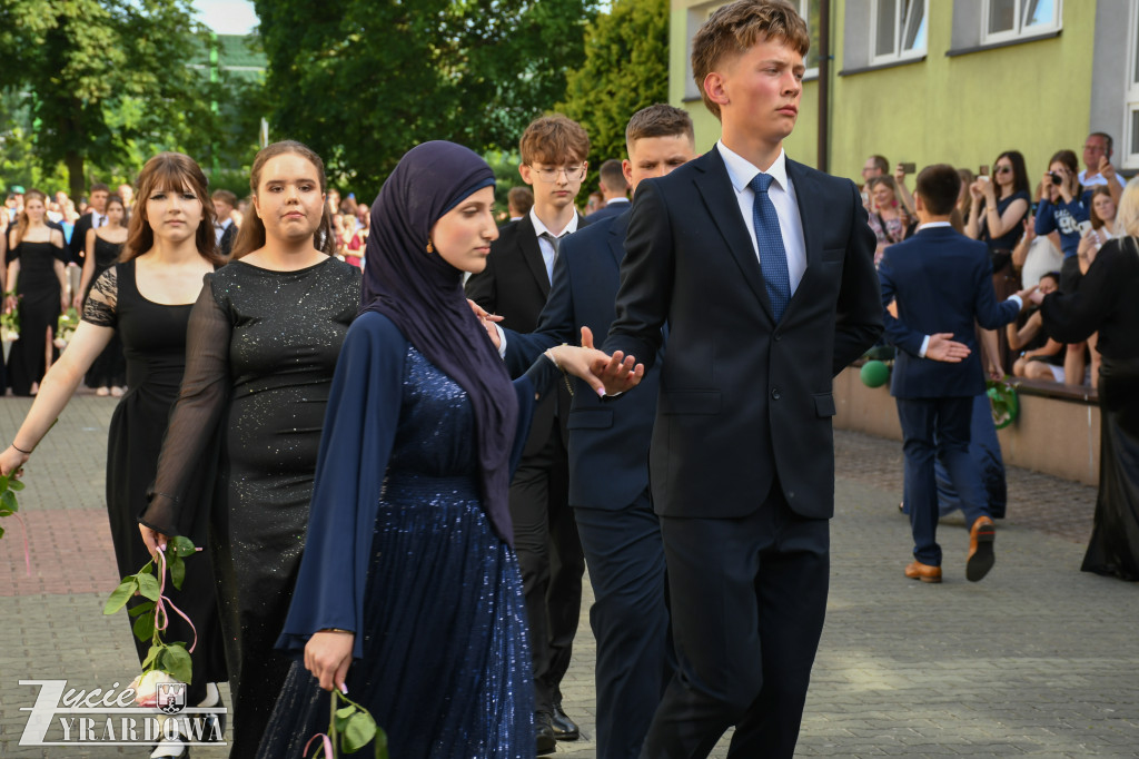 Ósmoklasiści żegnają szkołę z klasą