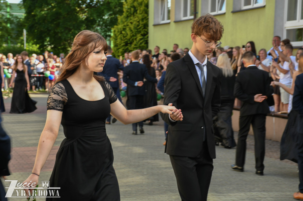 Ósmoklasiści żegnają szkołę z klasą