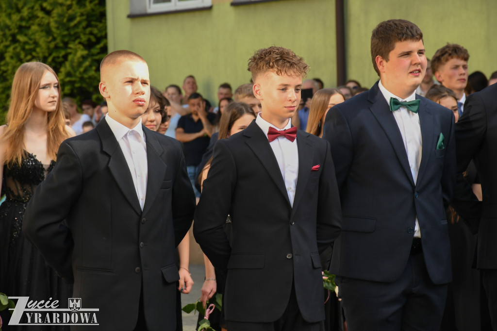 Ósmoklasiści żegnają szkołę z klasą