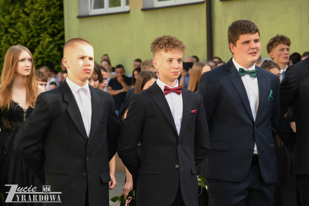 Ósmoklasiści żegnają szkołę z klasą