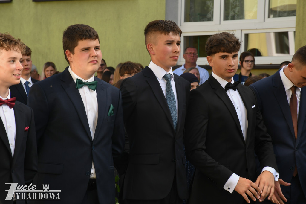 Ósmoklasiści żegnają szkołę z klasą