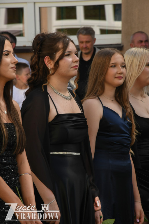 Ósmoklasiści żegnają szkołę z klasą