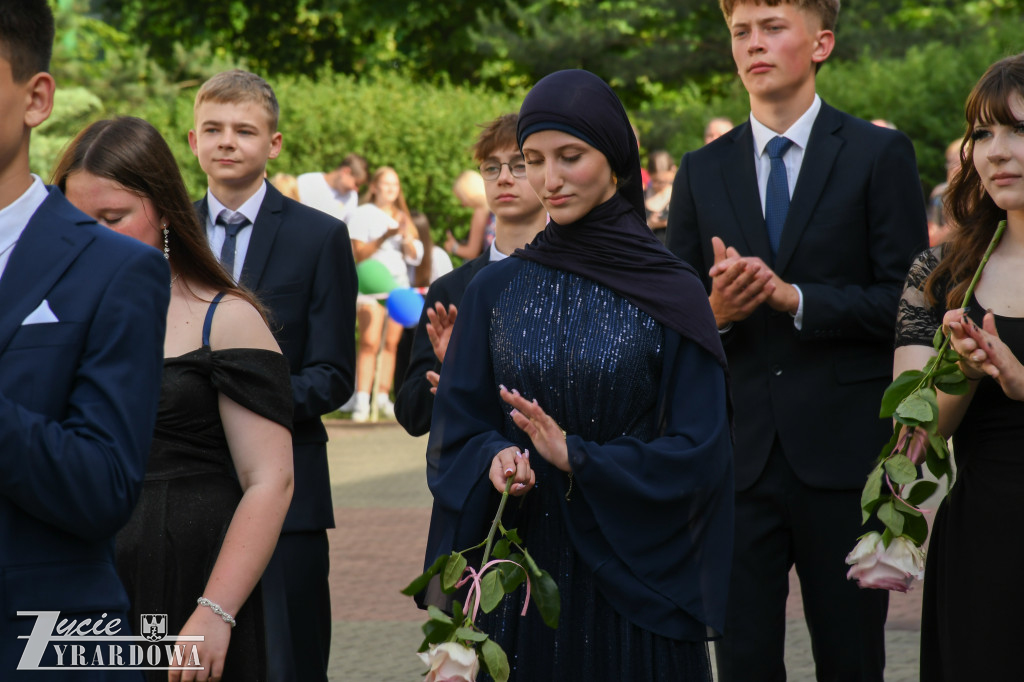Ósmoklasiści żegnają szkołę z klasą