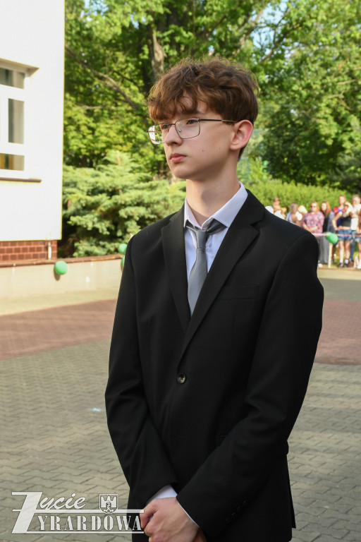 Ósmoklasiści żegnają szkołę z klasą