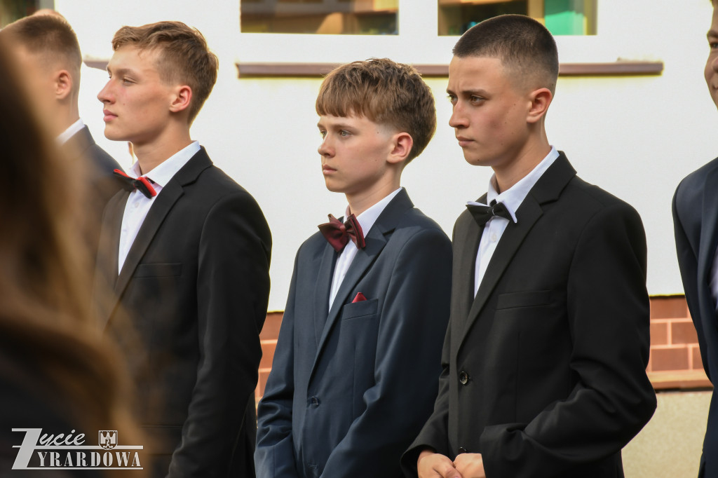 Ósmoklasiści żegnają szkołę z klasą