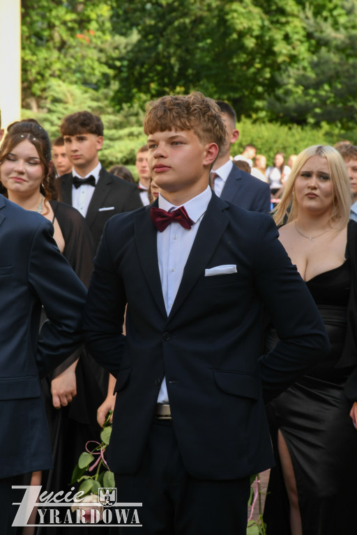 Ósmoklasiści żegnają szkołę z klasą