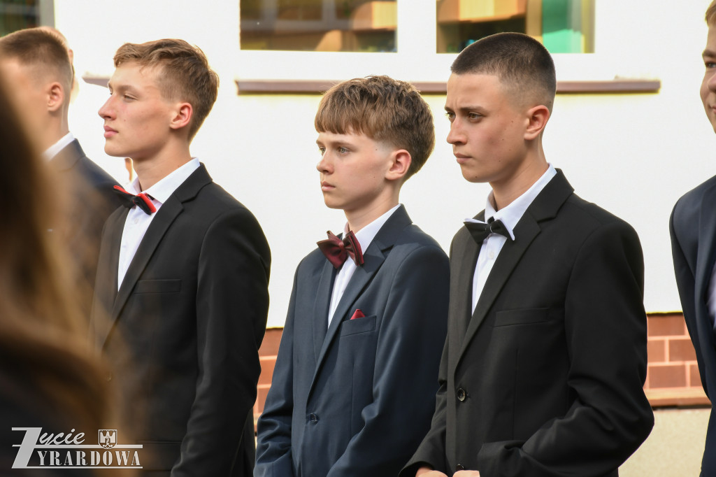 Ósmoklasiści żegnają szkołę z klasą
