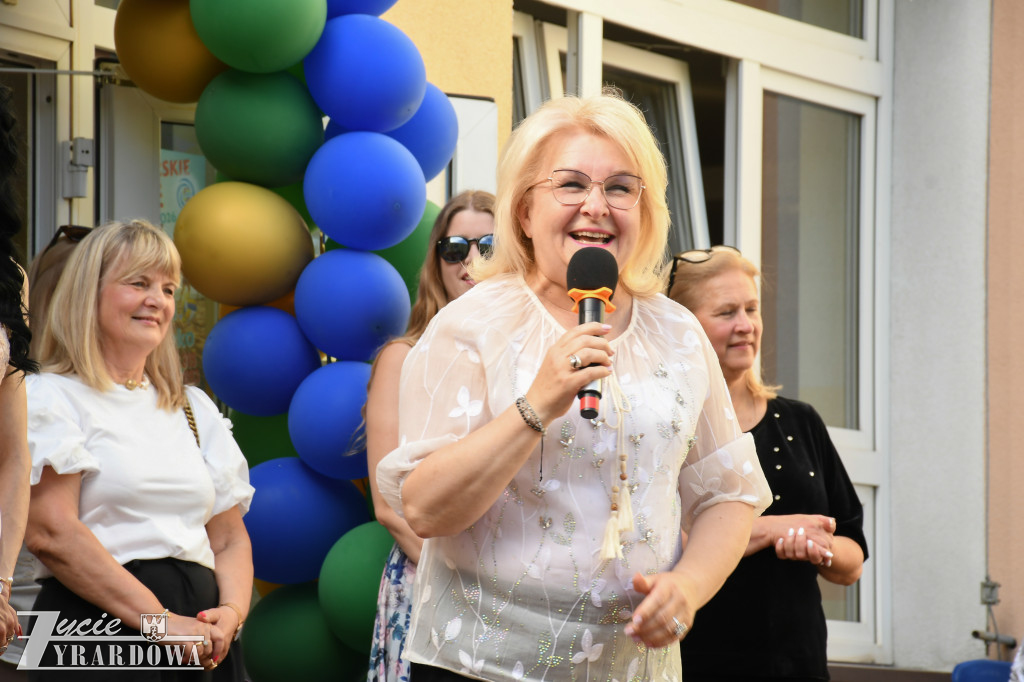Ósmoklasiści żegnają szkołę z klasą
