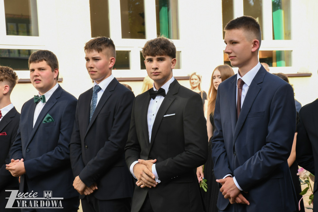 Ósmoklasiści żegnają szkołę z klasą