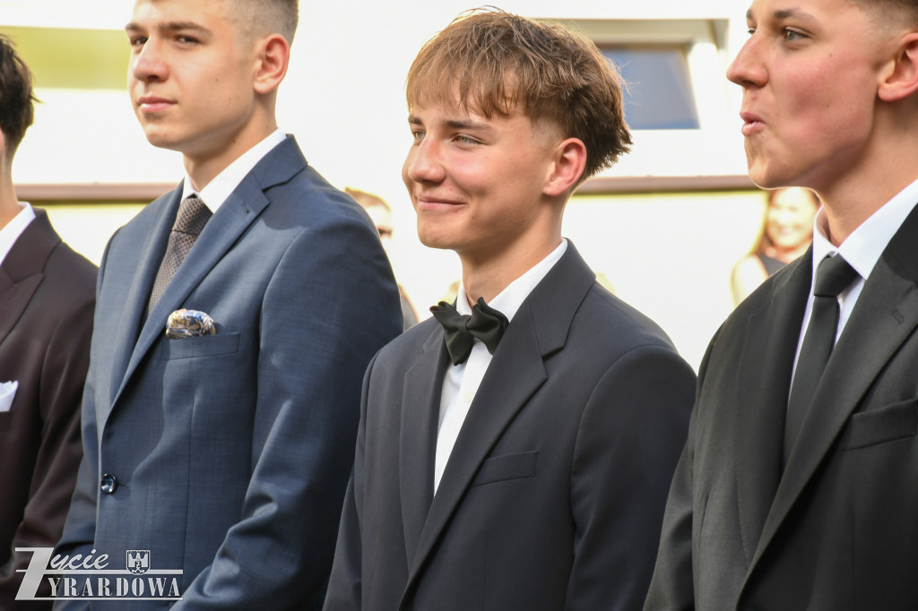 Ósmoklasiści żegnają szkołę z klasą
