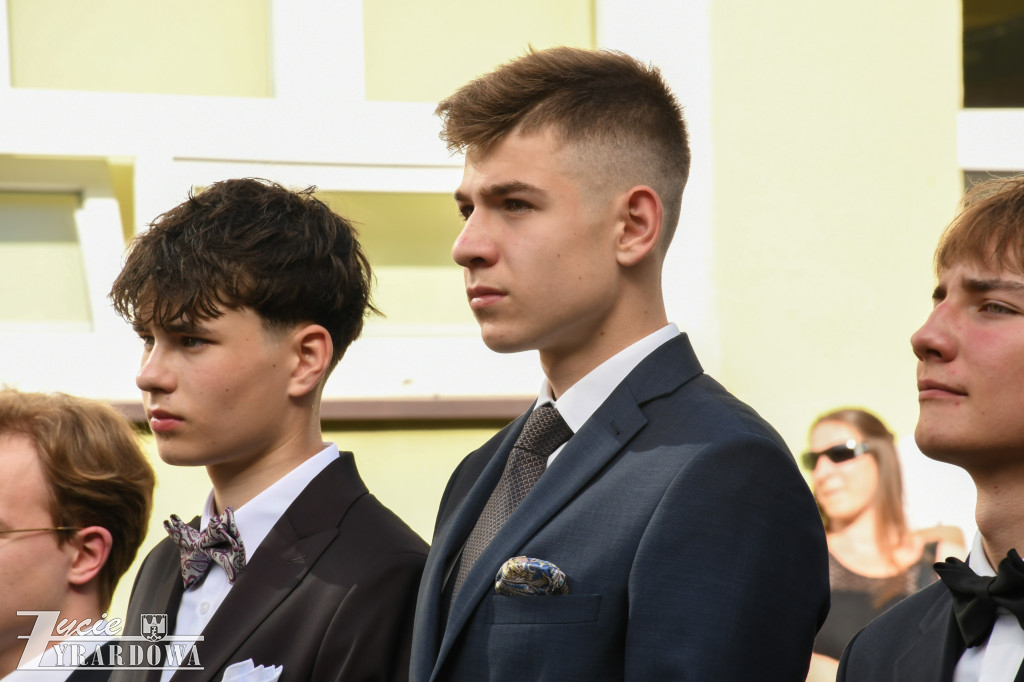 Ósmoklasiści żegnają szkołę z klasą