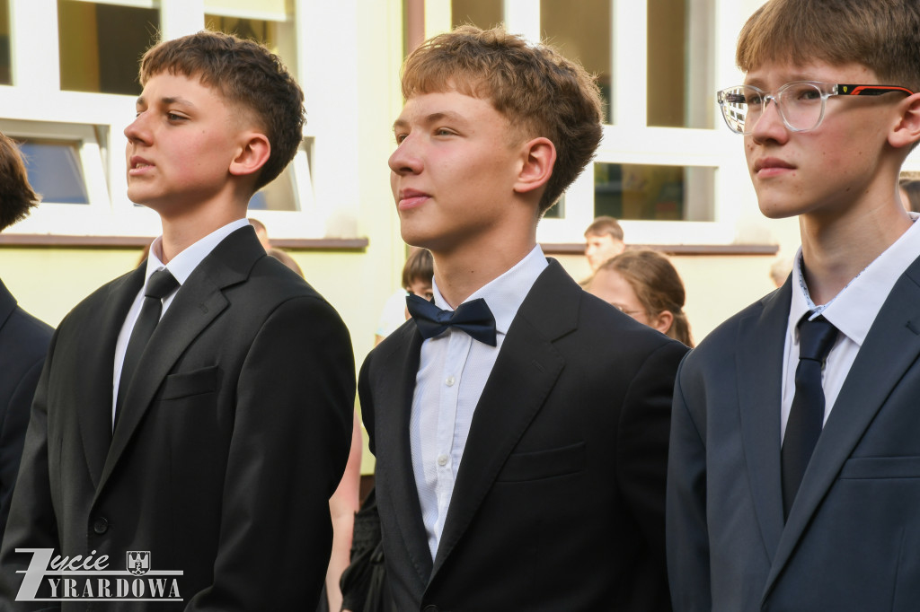 Ósmoklasiści żegnają szkołę z klasą