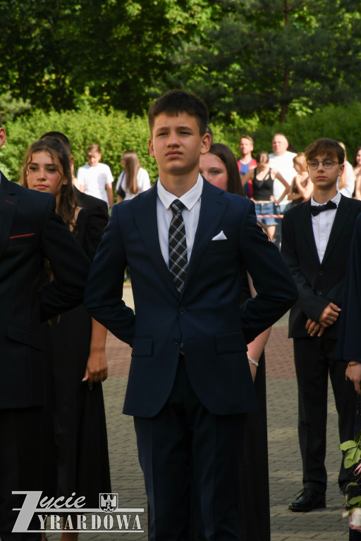 Ósmoklasiści żegnają szkołę z klasą