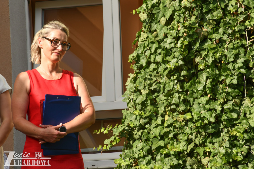Ósmoklasiści żegnają szkołę z klasą