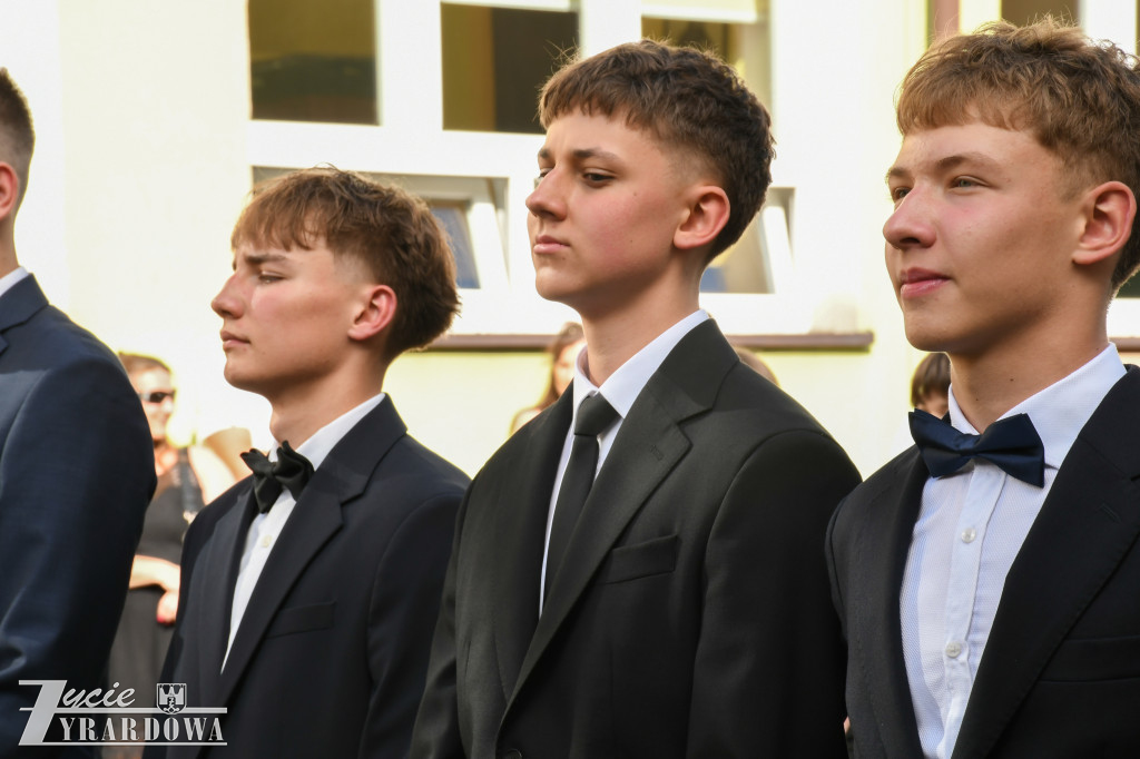 Ósmoklasiści żegnają szkołę z klasą