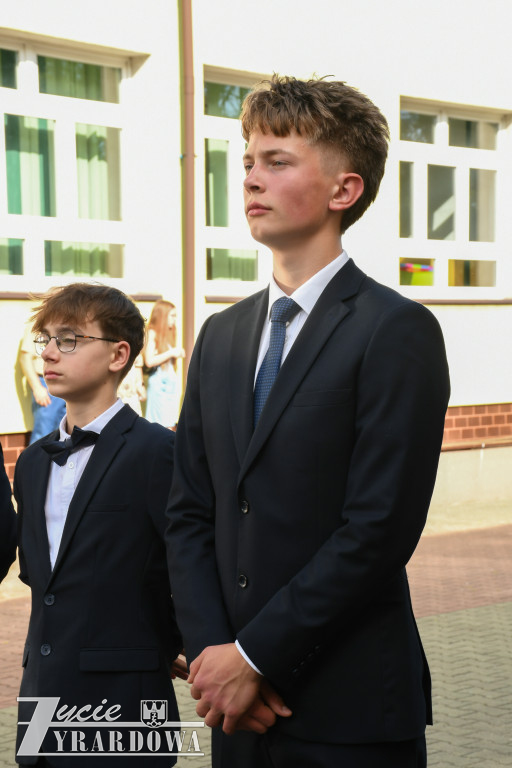 Ósmoklasiści żegnają szkołę z klasą