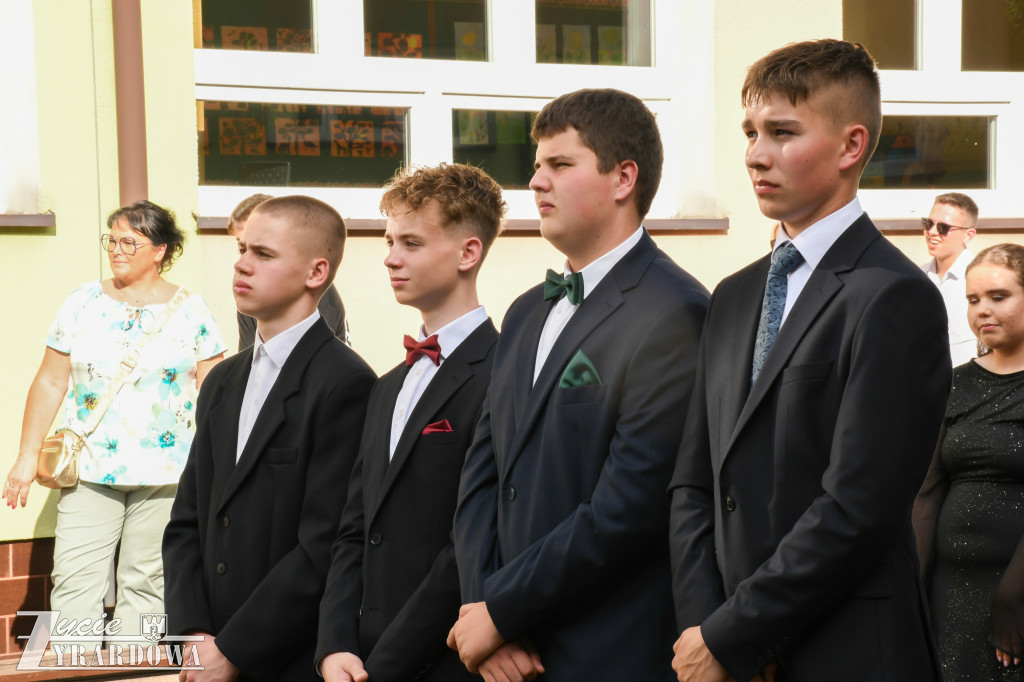 Ósmoklasiści żegnają szkołę z klasą