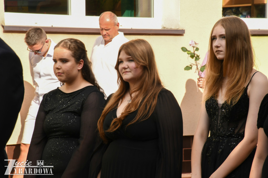 Ósmoklasiści żegnają szkołę z klasą
