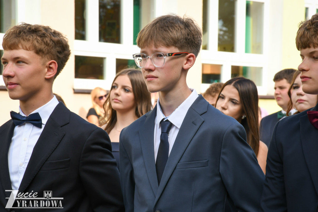 Ósmoklasiści żegnają szkołę z klasą