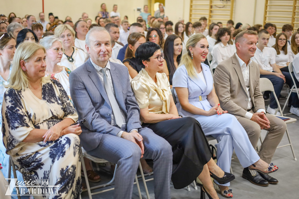 Z dumą i wzruszeniem żegnają 