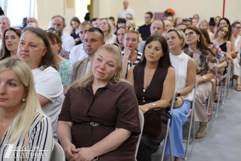 Z dumą i wzruszeniem żegnają 